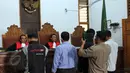Sejumlah saksi disumpah saat sidang lanjutan Christopher di PN Jakarta Selatan, Jakarta, Kamis (4/6/2015). Sidang kasus kecelakaan yang menewaskan empat korban menghadirkan rekan terdakwa Ali dan supirnya Sandi sebagai saksi. (Liputan6.com/Helmi Afandi)