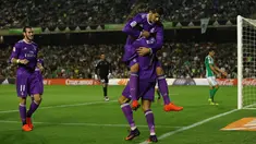 Para pemain Real Madrid merayakan gol yang dicetak Cristiano Ronaldo saat melawan Real Betis pada laga La Liga di Stadion Benito Vilamarin, Seville, Minggu (15/10/2016). Madrid menang 6-1 atas Betis. (Reuters/Marcelo Del Pozo)