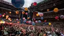 <p>Penonton menyaksikan penyanyi Inggris Chris Martin dari band Inggris Coldplay tampil di Stadion Parken di Kopenhagen, Denmark, Rabu 5 Juli 2023. (Mads Claus Rasmussen/Ritzau Scanpix via AP)</p>