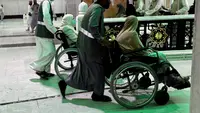 Bahaya Menggunakan Jasa Pendorong Kursi Roda Ilegal di Masjidil Haram, Kenali Ciri-Ciri Petugas Resmi