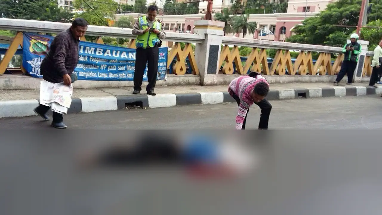 Pria Berambut Cepak Jatuh dari Atas Tol Wiyoto Wiyono