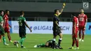 Wasit Ikhsan Prasetya Jati memberi kartu kuning pada pemain Arema FC, Ahmad Bustomi saat melawan PS TNI dilanjutan Liga 1 Indonesia di Stadion Pakansari, Bogor, Senin (3/7). Laga kedua tim berakhir imbang 0-0. (Liputan6.com/Helmi Fithriansyah)