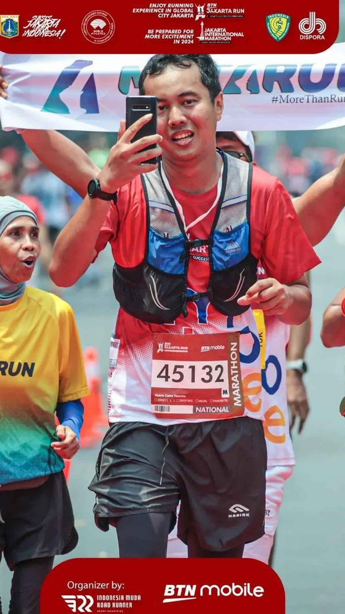 "Alhamdulillah, finish strong lari full marathon 42  perdana sebagai penyandang Autis pertama di Indonesia 🇮🇩..resmi jadi pelari Autistik Marathon," ujarnya. <br>