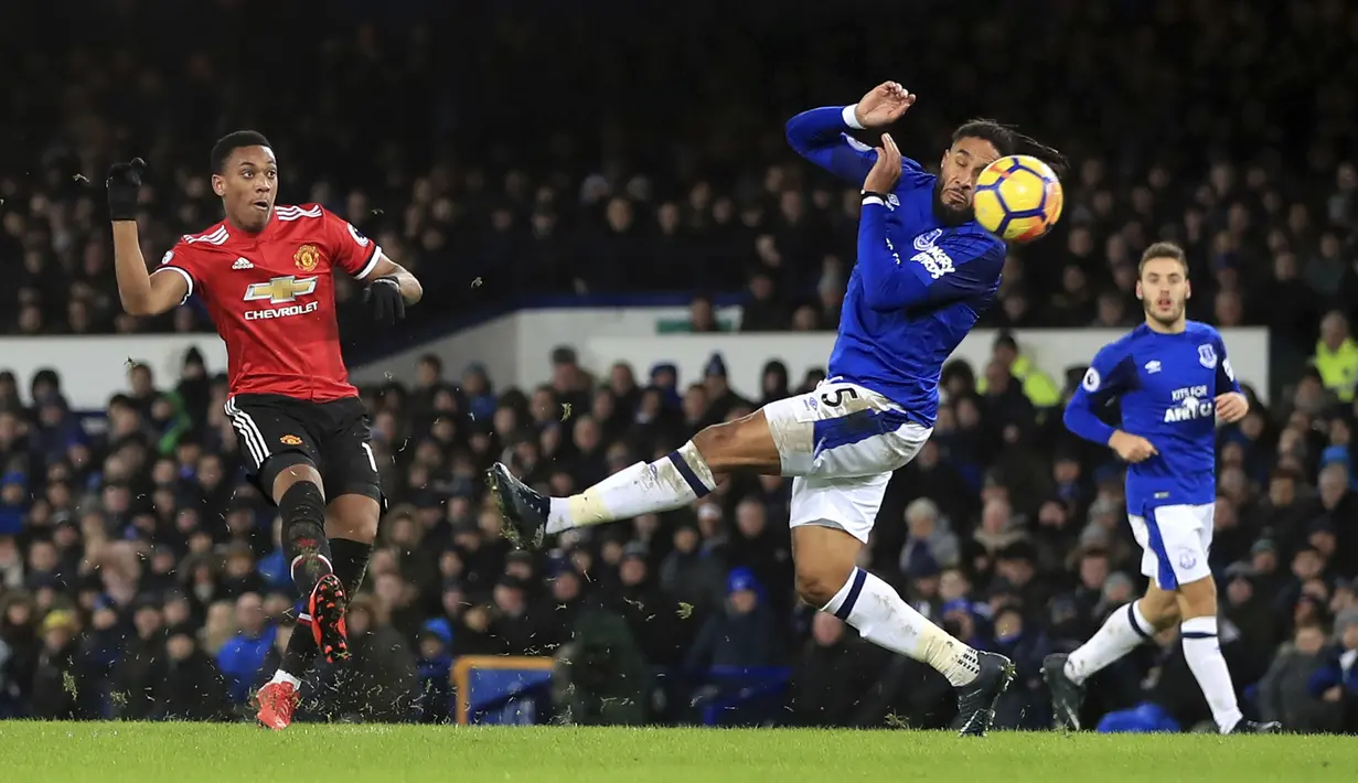 Pemain Manchester United, Anthony Martial (kiri) melakukan tembakan ke gawang Everton yang berbuah gol pada laga Premier League di Goodison Park, Liverpool, (1/1/2018). MU menang 2-0. (Peter Byrne/PA via AP)