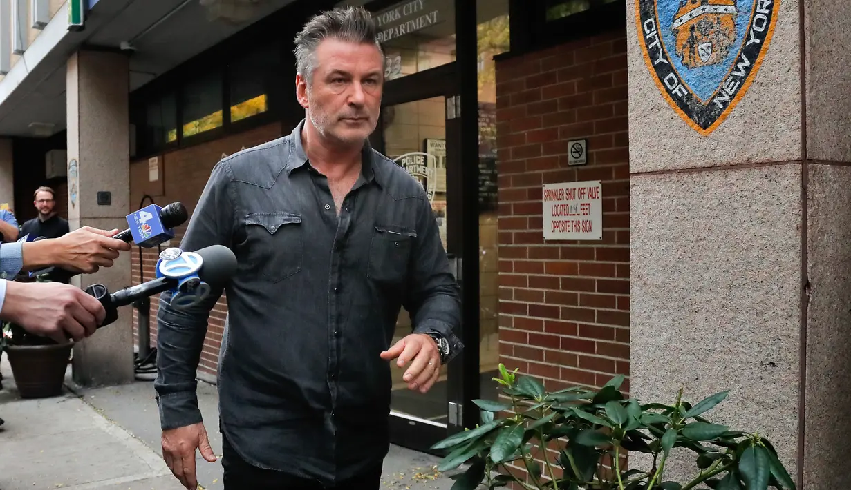 Aktor Alec Baldwin berjalan keluar dari Kantor Polisi New York, Jumat (2/11). Alec Baldwin disambut oleh fotografer dan wartawan saat dibebaskan dari kantor polisi setelah sempat ditahan karena melakukan kekerasan pada seorang pria. (AP/Julie Jacobson)