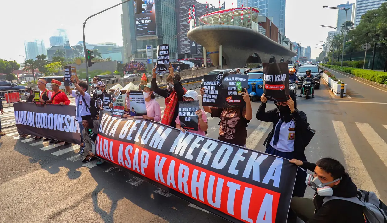 Aktivis lingkungan Wahana Lingkungan Hidup Indonesia (Walhi) berunjuk rasa terkait kebakaran hutan dan lahan (karhutla) di kawasan Tosari, Jakarta, Jumat . 14 Agustus 2026/ (KLY/ Arie Basuki)