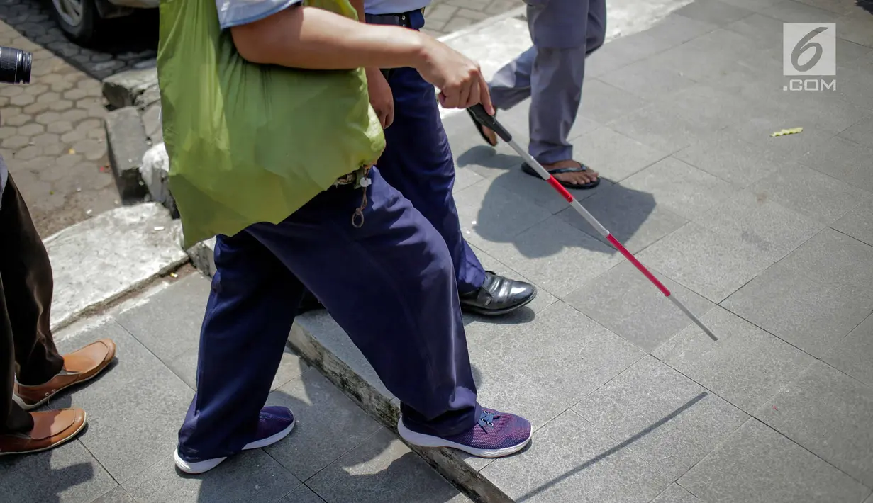 Massa Himpunan Disabilitas Netra Indonesia memakai tongkat saat mendatangi Gedung Kementerian Sosial, Jakarta, Senin (4/3). Menurut massa, Permensos Nomor 18 Tahun 2018 tidak berpihak dengan kebutuhan penyandang tunanetra. (Liputan6.com/Faizal Fanani)
