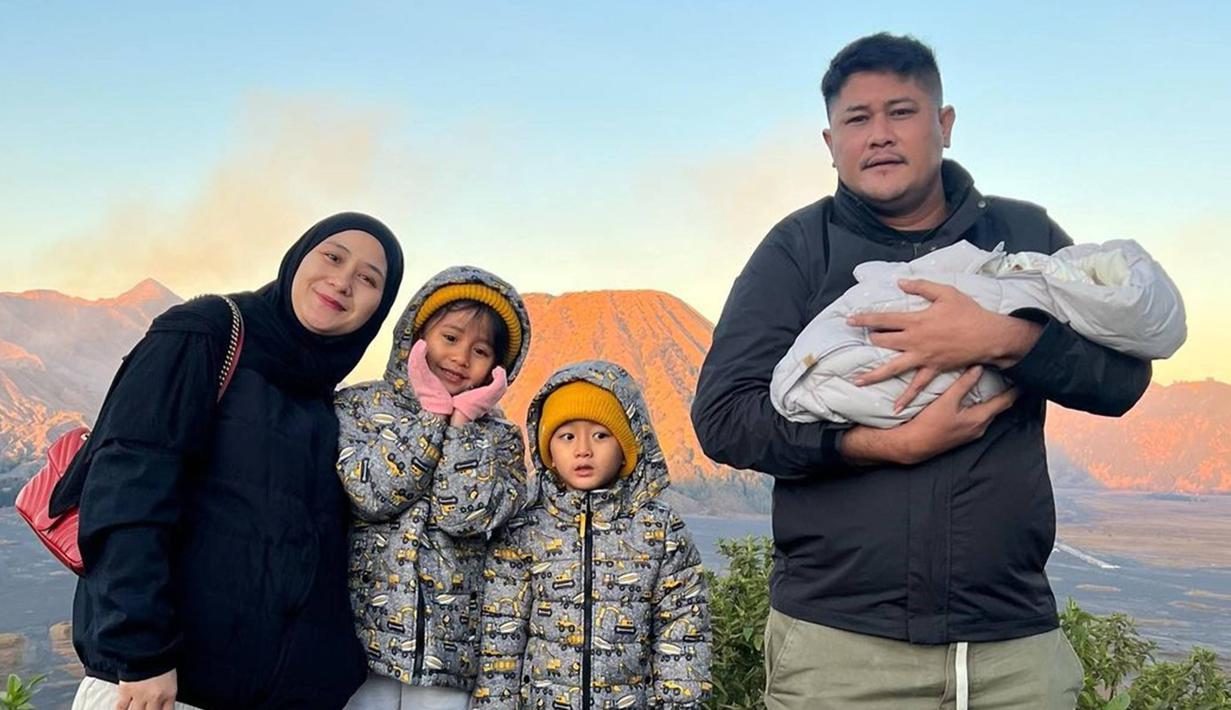 Wisata alam di Gunung Bromo memang memberikan sensasi segar, dari suhu yang dingin dan pemandangan gunung-gunung yang indah. Disini bisa menikmati indahnya hamparan padang rumput dan padang pasir yang nyaman buat piknik bersama keluarga. (Liputan6.com/IG/@ryana_dea)