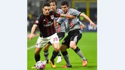 Pemain AC Milan, Giacomo Bonaventura (kiri), berusaha melewati pemain Alessandria, Gianluca Nicco, dalam semifinal Coppa Italia di Stadion San Siro, Milan, Rabu (2/3/2016) dini hari WIB. (EPA/Daniel Dal Zennaro)
