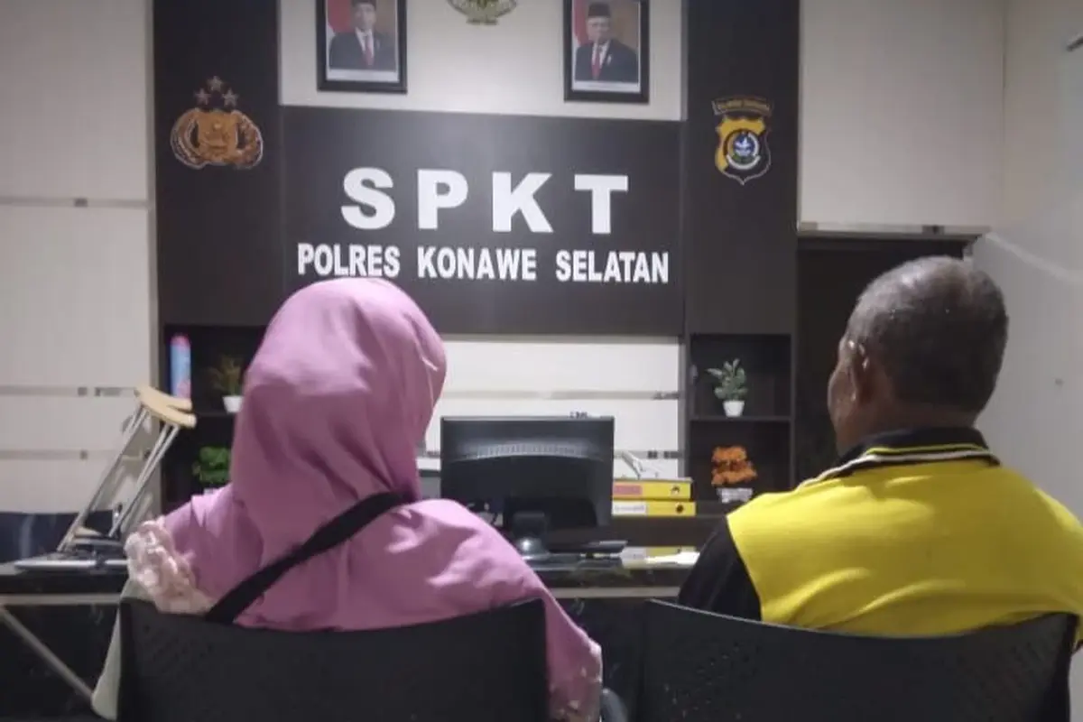 Pasutri di Konawe Selatan saat melapor ke polisi usai dituduh parakang dan rumahnya dibakar warga.(Liputan6.com/Ahmad Akbar Fua)