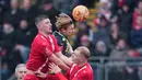 Pemain Manchester City, Kevin De Bruyne duel udara dengan pemain Leyton Orient dalam laga putaran keempat FA Cup 2024/2025 yang dihelat di Brisbane Road, London, Sabtu (8/2/2025) malam WIB. (AP Photo/Kin Cheung)