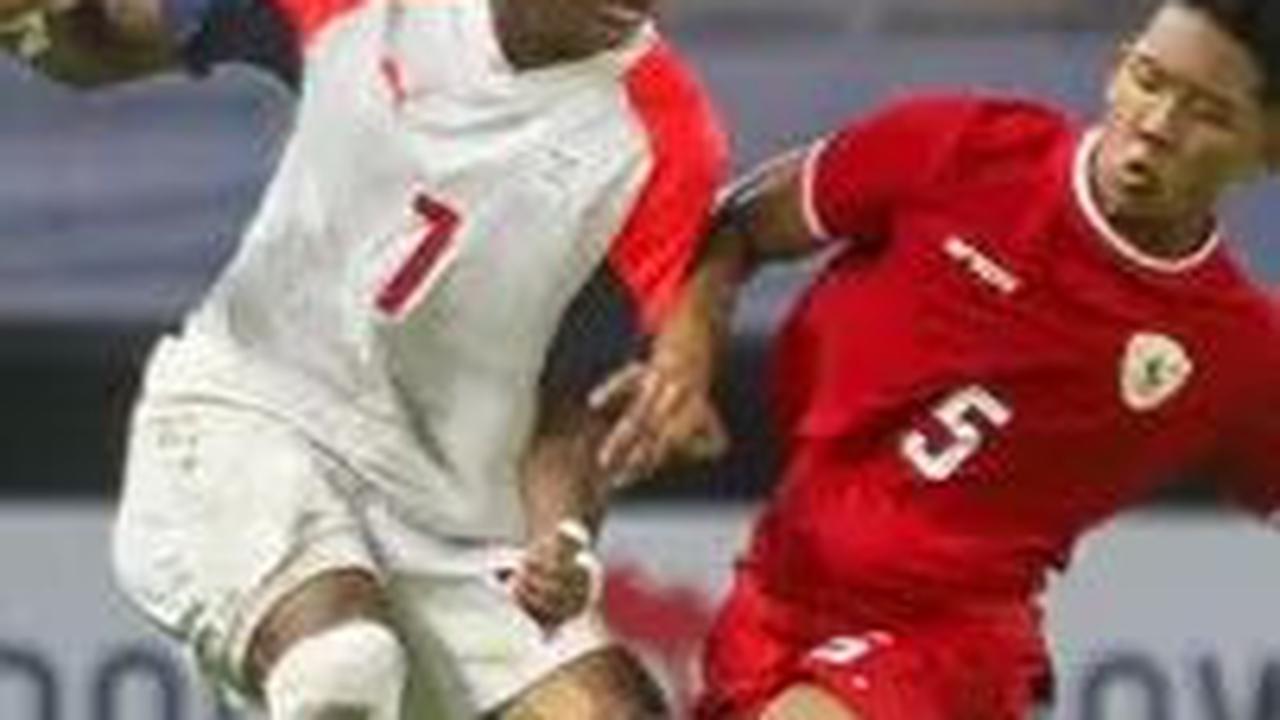 Aksi pemain Timnas Indonesia U-19, Muhammad Alfharezzi Buffon (tengah) berebut bola dengan pemain Filipina U-19, Otu Banatao Otu. (Bola.com/Aditya Wany)