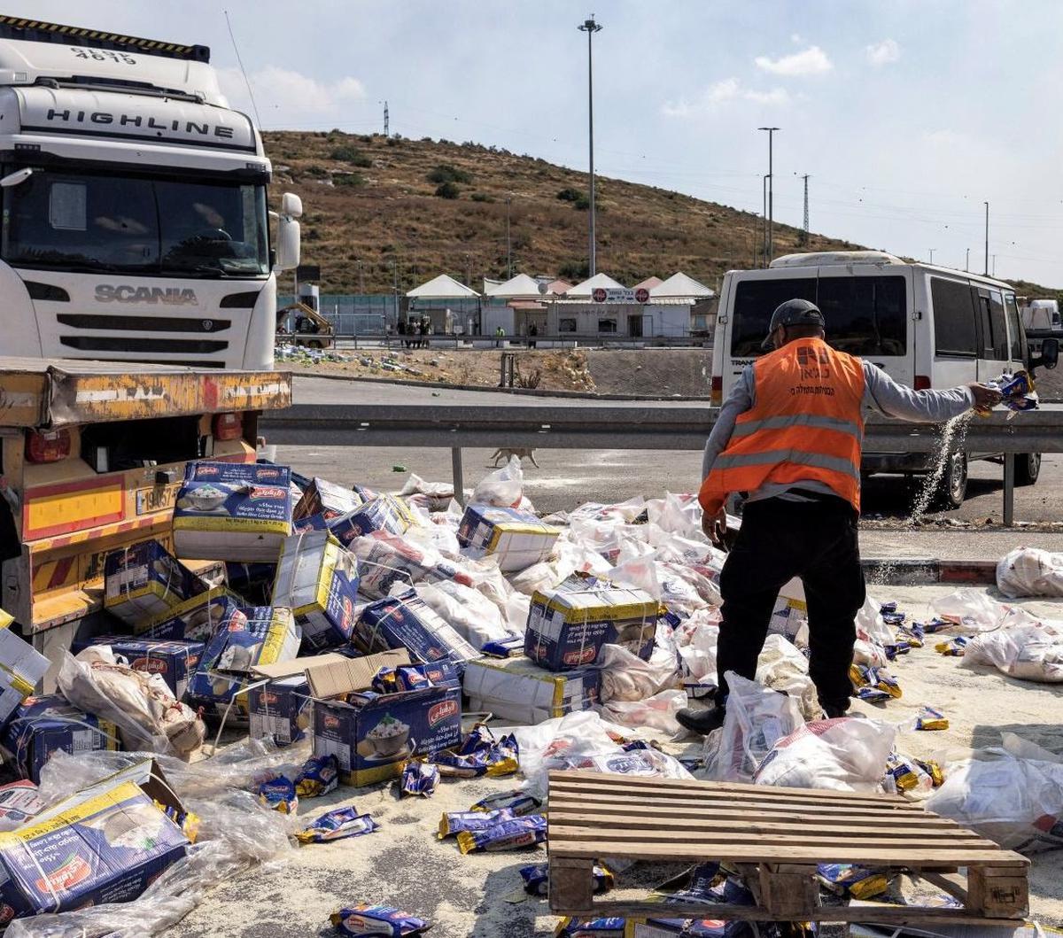 Truk trailer yang membawa pasokan bantuan kemanusiaan untuk Gaza obrak-abrik oleh warga Israel di lokasi dekat penyeberangan Tarqumiyah dengan Tepi Barat yang diduduki Israel pada 13 Mei 2024. Foto: Oren ZIV / AFP<br>