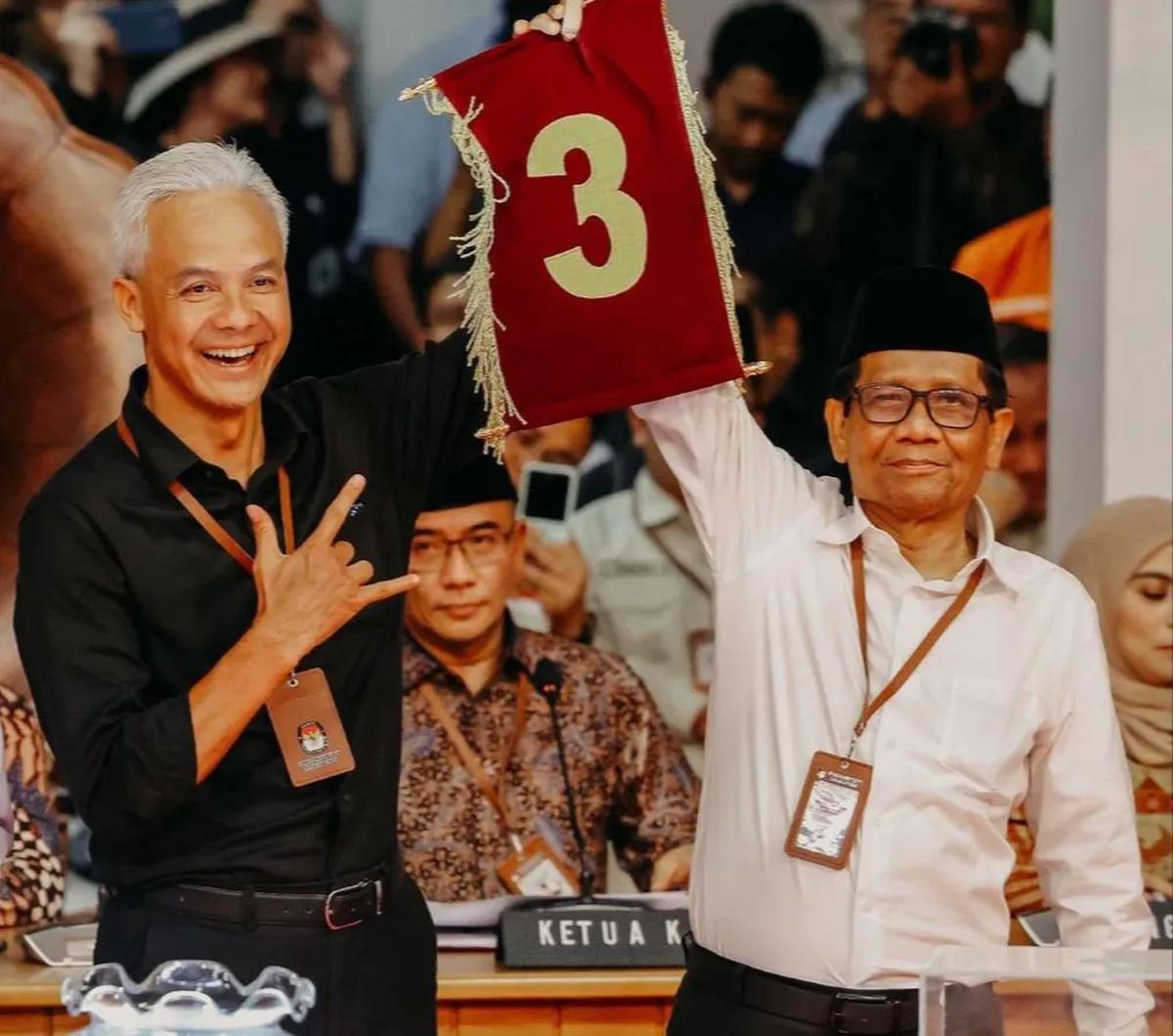 Ganjar dan Mahfud pun tampak senyum mendapat nomor tiga dan langsung disambut sorak dan tepuk tangan dari para jajaran yang hadir mendukung Ganjar-Mahfud.<br>