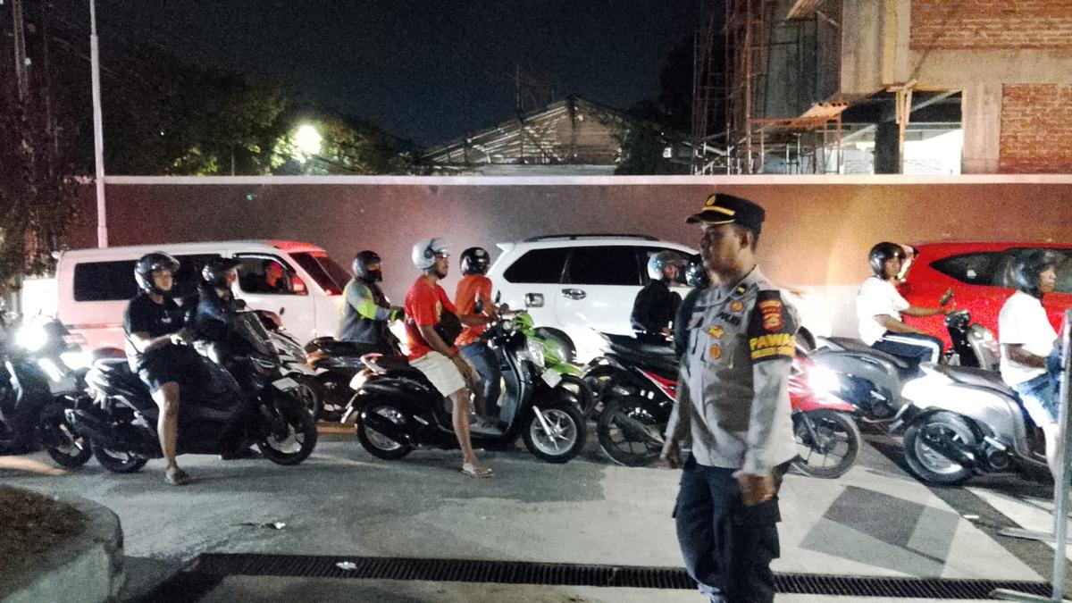 Antrean di sejumlah SPBU Bali. (Dokumentasi Polresta Denpasar).