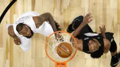 LeBron James (kiri) dan Joel Embiid melihat bola yang masuk ke dalam keranjang pada laga NBA All-Star basketball game di Los Angeles, (18/2/2018). Tim LeBron menang 148-145. (Mike Nelson/Pool via AP)