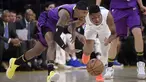 Pebasket Los Angeles Lakers,  Kentavious Caldwell-Pope, berebut bola dengan pebasket Los Angeles Clippers, Shai Gilgeous-Alexander, pada laga NBA di di Staples Center, Sabtu (29/12). Los Angeles Clippers menang 118-107 atas LA Lakers. (AP/Mark J. Terrill)