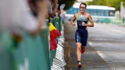 Flora menyelesaikan pertandingan dalam waktu satu jam 55 menit 36 detik. Dia lebih cepat satu menit 14 detik dari atlet Inggris Raya Georgina Taylor Brown yang meraih medali perak. (Foto: AP/David Goldman)