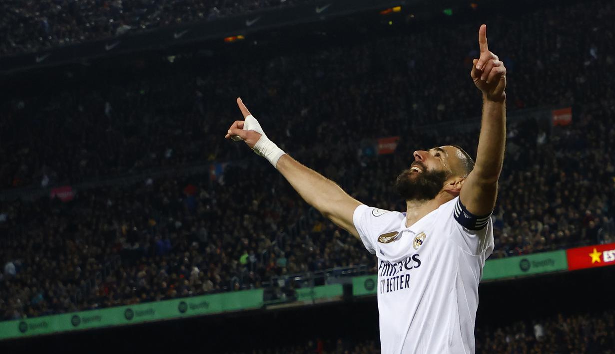 Real Madrid sukses membalas kekalahan 0-1 pada leg pertama semifinal Copa del Rey 2022/2023 dengan kemenangan telak 4-0 pada leg kedua di Camp Nou, Barcelona, Kamis (6/4/2023) dini hari WIB. Pesta gol di kandang Barcelona yang ditentukan lewat hattrick Karim Benzema tersebut menjadi hal langka karena terakhir tercipta 6 dekade alias 60 tahun lalu. Saat itu Real Madrid berhasil menang 5-1 atas tuan rumah Barcelona pada Januari 1963. Dengan hasil ini, Real Madrid sukses melenggang ke partai final untuk menantang Osasuna. (AP Photo/Joan Monfort)