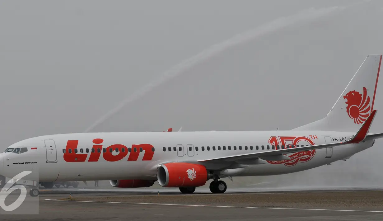 Pesawat Lion Air Boeing 737 800 NG tiba di Terminal 1 Bandara Soekarno Hatta, Tangerang, Rabu (19/8/2015). Lion Air kedatangan pesawat ke 150 Boeing 737, Lion Air Group kini telah mengoperasikan 244 unit pesawat berbagai tipe. (Liputan6.com/Johan Tallo)