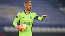 6. Kasper Schmeichel (Leicester City) - Kasper Schmeichel menjadi pilar utama dalam menjaga mistar gawang Leicester City. Kiper berusia 34 tahun ini melakukan 22 penyelamatan dan 3 clean sheets dari 8 penamilannya bersama Leicester hingga pekan ke-8 Liga Inggris. (AFP/Oli Scarff)