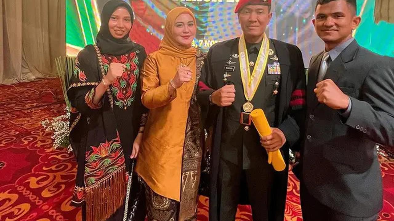 6 Potret Juliana Moechtar Dampingi SuamiWisudaS2 di Sekolah Tinggi Hukum Militer