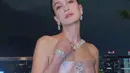 Dalam kesempatan yang sama, Luna Maya terlihat berpose dengan aktor Thailand terkenal, Win Metawin. Win tampil gagah dan tampan dalam setelan jas hitam yang stylish, menciptakan kontras yang sempurna dengan penampilan lembut Luna.  [@lunamaya].