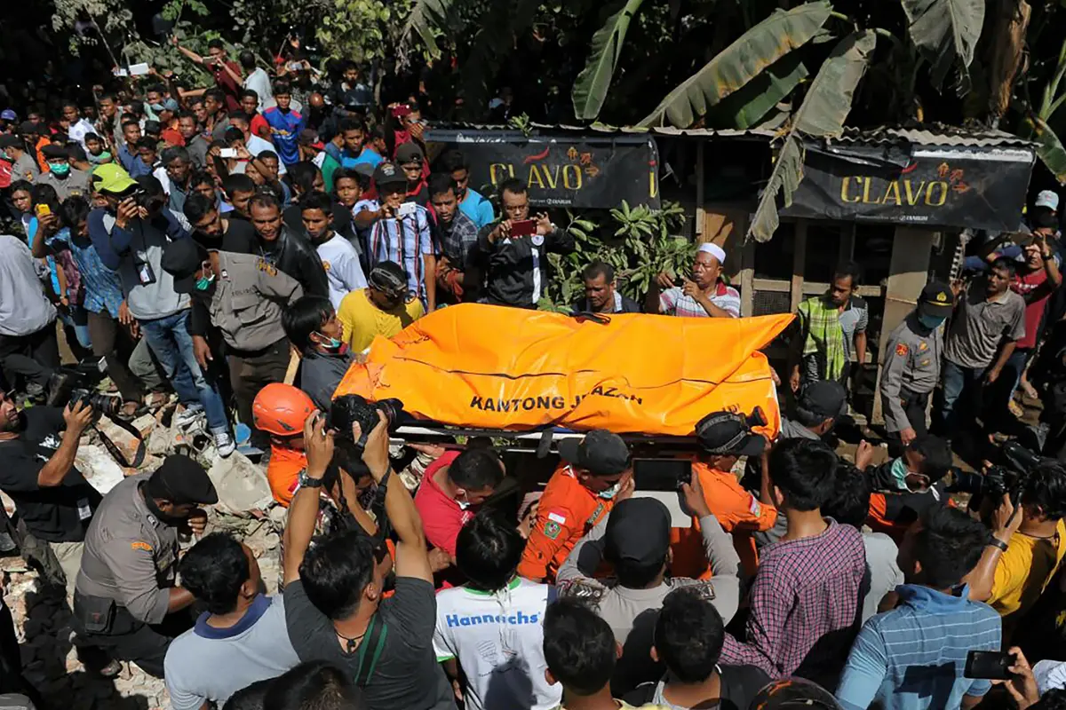 20161207-Evakuasi-Korban-Gempa-Aceh-AFP