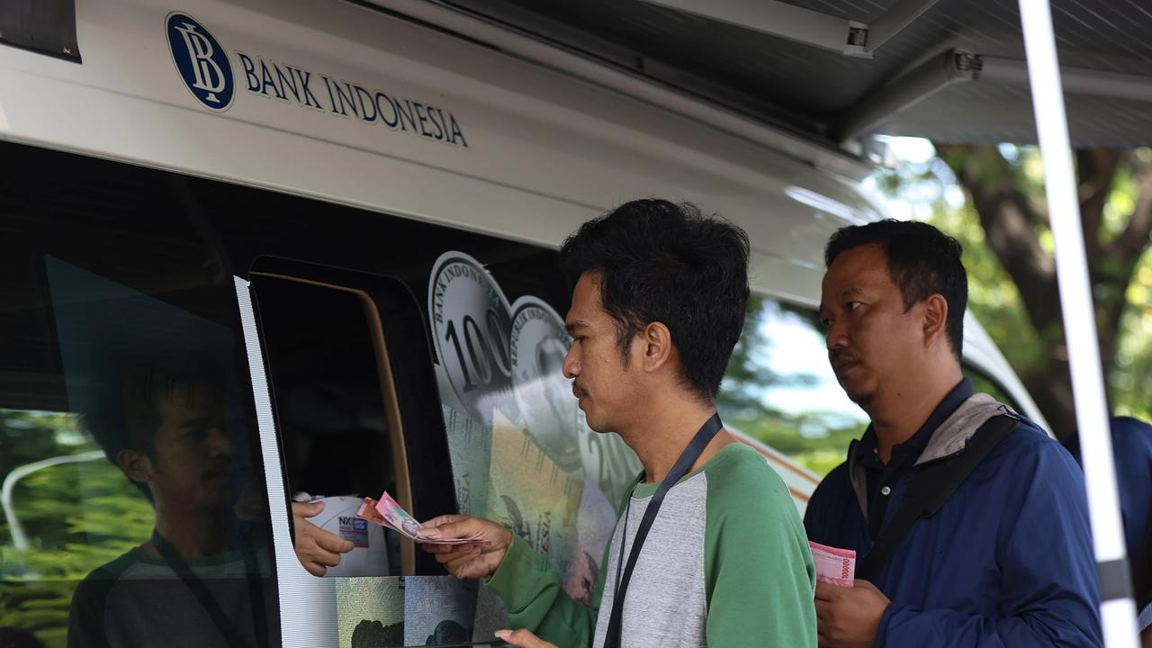 FOTO: Antrean Warga Tukar Uang Baru di Kas Keliling Bank Indonesia