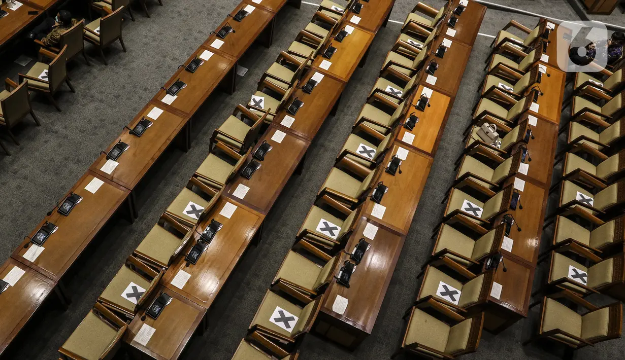 Suasana Rapat Paripurna pengesahan RUU Omnibus Law Cipta Kerja menjadi UU di Kompleks Parlemen, Jakarta, Senin (5/10/2020). Fraksi Partai Demokrat dan PKS menolak pengesahan, sementara tujuh fraksi lainnya menyetujui RUU Omnibus Law Cipta Kerja menjadi UU. (Liputan6.com/Johan Tallo)