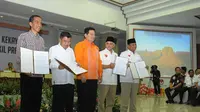 Capres-cawapres Jokowi-Jk dan Prabowo-Hatta meperlihatkan surat laporan di KPU. (Liputan6.com/Herman Zakharia)