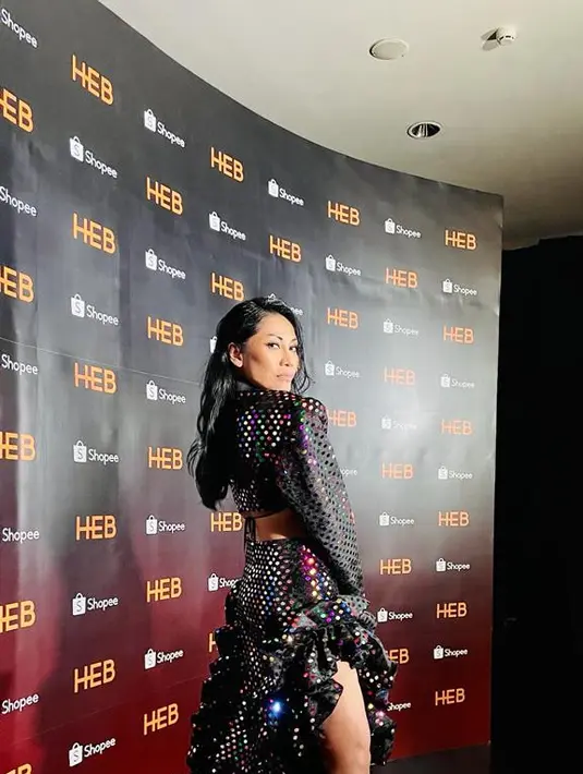 Kepada Fimela, Anggun C. Sasmi mengungkapkan busananya tersebut merupakan karya desainer ternama Harry Halim.“Malam ini, aku didandani oleh Harry Halim, dia temanku yang sudah kenal lama di Paris. Menurutku, Harry Halim merupakan salah satu desainer Indonesia yang amat bertalenta, aku selalu kagum dengan karya-karyanya,” ujar Anggun C. Sasmi. [Foto: Fimela/Hilda Irach]