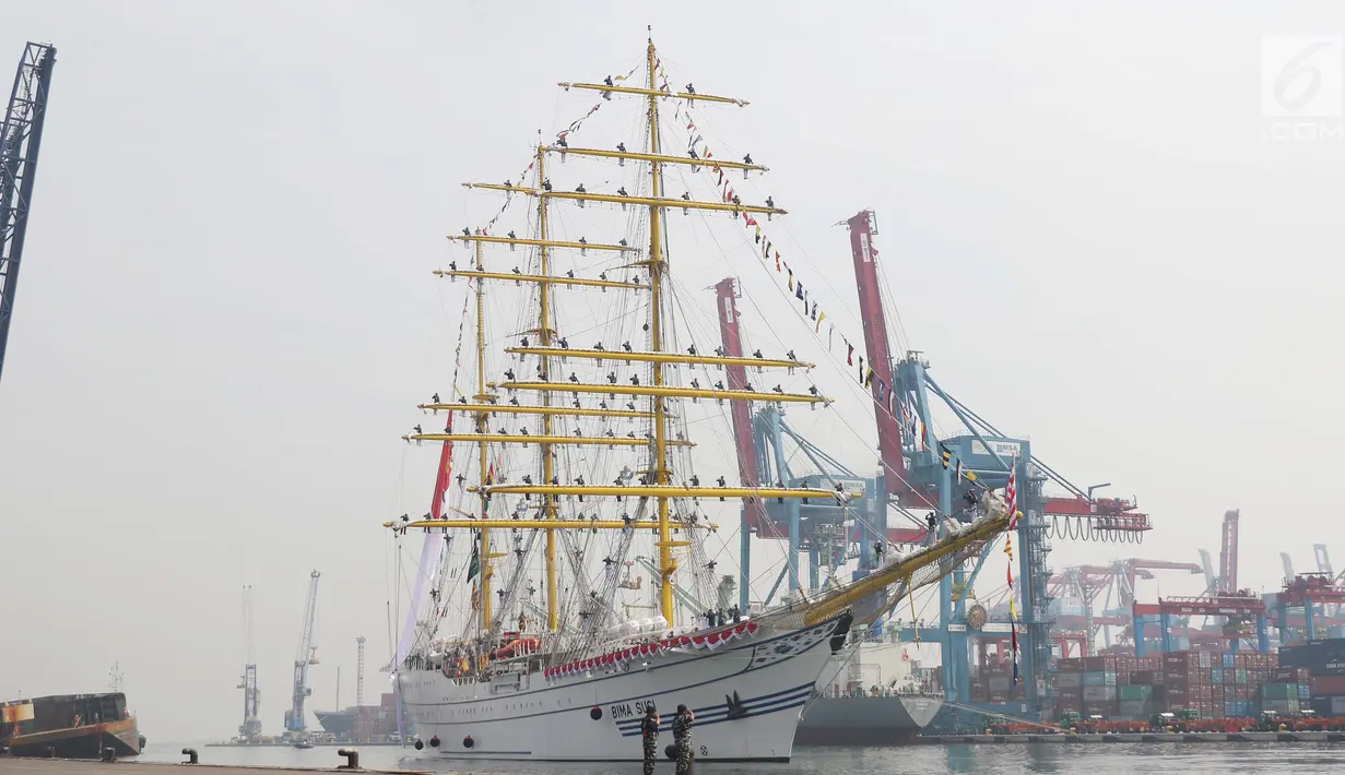 KRI Bima Suci bersiap bersandar di Pelabuhan Tanjung Priok, Jakarta Utara, Kamis (16/11). Kapal latih tiang tinggi (tall ship) KRI Bima Suci merupakan penerus sang legenda KRI Dewa Ruci milik TNI Angkatan Laut. (Liputan6.com/Angga Yuniar)