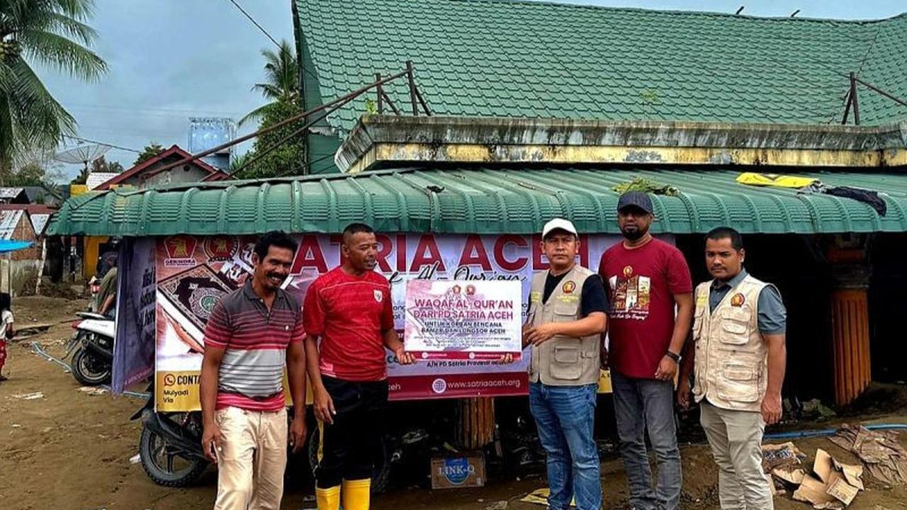 Dinas Sosial Aceh Salurkan Wakaf Quran untuk Korban Banjir Pidie Jaya dan Wilayah Lain di Aceh