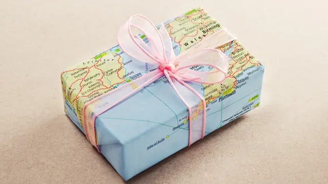 cara membungkus kado (sumber: istockphoto)