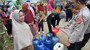 Kabid Humas Polda Aceh Kombes Joko Krisdiyanto mengatakan, penyaluran air bersih tersebut merupakan wujud kepedulian Polri kepada masyarakat yang mengalami kekurangan air. (Chaideer Mahyuddin/AFP)
