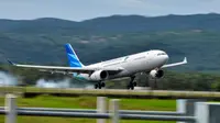 Pesawat Airbus A330 Garuda Indonesia mendarat di Bandara Internasional Sultan Iskandar Muda di Blang Bintang, Provinsi Aceh pada 13 Juli 2021. (CHAIDEER MAHYUDDIN / AFP)