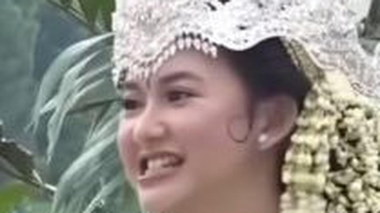 Pada hari pernikahannya dengan Armand Zachary, Dinda terlihat sangat imut dan menggemaskan, bukan?<br>