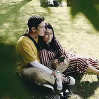 Setelah sibuk dengan kegiatan film barunya, pasangan Tarra Budiman dan Gya Sadiqah baru bisa menjalani bulan madu setelah beberapa bulan nikah. Dua minggu pasangan ini menghabiskan waktunya di London dan Amsterdam. (Instagram/tarrabudiman)