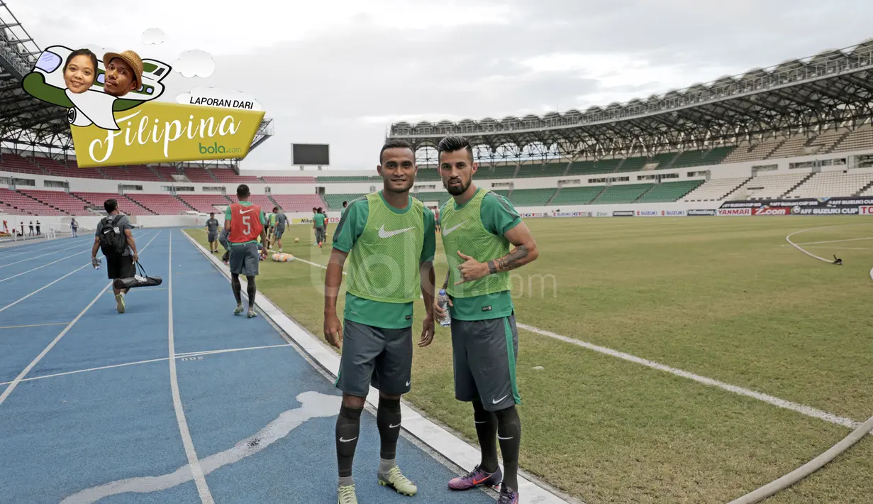 Stefano Lilipaly dan Rizky Pora berfoto sebelum melakukan latihan di Philippine Sports Stadium, (18/11/2016).  (Bola.com/Nicklas Hanoatubun)