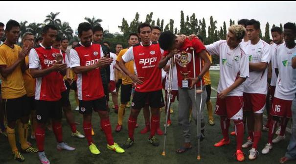 Para Pesepak Bola Nasional menggelar pertandingan amal yang bertajuk Trofeo Charity Matches #AlfinBisa, untuk membiayai pengobatan cedera yang dialami bek Persija Jakarta, Alfin Tuasalamony, di Lapangan Pertamina, Simprug, Jakarta, Minggu (28/6/2015)...