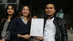 Aktris Bunga Zainal memperlihatkan surat laporan di Polda Metro Jaya, Jakarta, Senin (27/2). Bunga Zainal mengaku jadi korban penipuan terkait foto dirinya yang digunakan tanpa sepengetahuan dirinya. (Liputan6.com/Herman Zakharia)