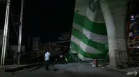 Sebagian besar jalan raya yang sedang dibangun di Bangkok Thailand runtuh terlihat menghalangi jalan. (AFP)