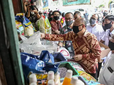 Menteri Koperasi dan Usaha Kecil dan Menengah (UKM) Teten Masduki meninjau pedagang Pasar Cempaka Putih, Jakarta, Kamis (11/6/2020). Kunjungan Menkop UKM tersebut untuk mengecek kondisi perdagangan pasar saat PSBB Transisi. (Liputan6.com/Faizal Fanani)