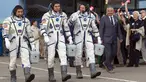Aidyn Aimbetov dari Kazakhstan , Sergei Volkov dari Rusia dan Andreas Mogensen dari Denmark (kiri – kanan)saat berjalan dengan mengenakan pakaian ruang angkasa di kosmodrom Baikonur, Kazakhstan,Rabu (2/9/2015). (REUTERS/Shamil Zhumatov)