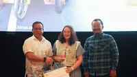 Ki-Ka: Direktur BINUS @Malang, Dr. Robertus Tang Herman, S.E., M.M.; Hana Afifah, Production Manager Film JUMBO alumni School of Design BINUS University;
Victor Adiluhung Abednego, S.T., M.Ds. (Head of Visual Communication Design Department • School of Design (BINUS @Malang))