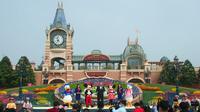 Suasana upacara pembukaan kembali taman hiburan Disneyland, Shanghai, China, Senin (11/5/2020). Pemerintahan China kembali membuka Disneyland Shanghai untuk menghidupkan kembali ekonomi. (AP Photo/Sam McNeil)