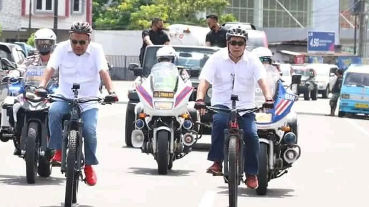 Menariknya pasangan Gubernur dan Wagub Sulut petahana ini mendatangi KPU Sulut dengan menggunakan sepeda.