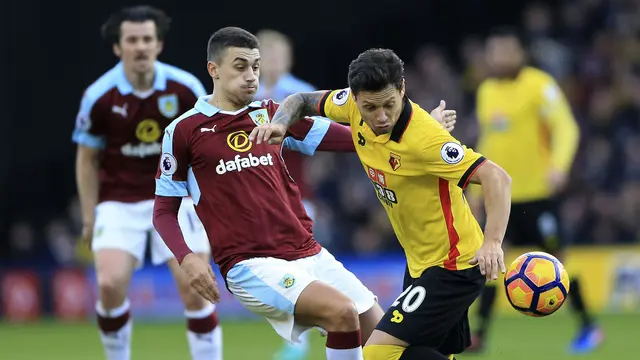 Mauro Zarate (kanan)