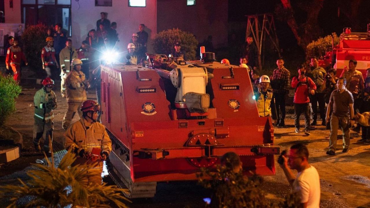 Gudang amunisi milik Kodam Jaya yang terletak di perbatasan Bekasi dan Bogor, Jawa Barat, meledak dan terbakar pada Sabtu (30/3/2024). Kejadian ini membuat tim pemadam mengerahkan mobil robot tambahan.  Foto: Aditya Irawan / AFP<br>